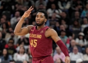 爱游戏-雄鹿胜骑士，表现抢眼，势如破竹