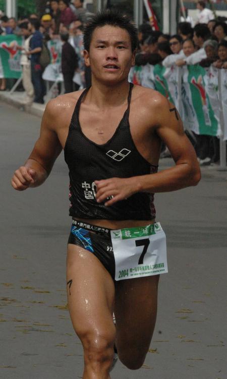 芬兰选手奋力一搏，获得女子铁人三项银牌