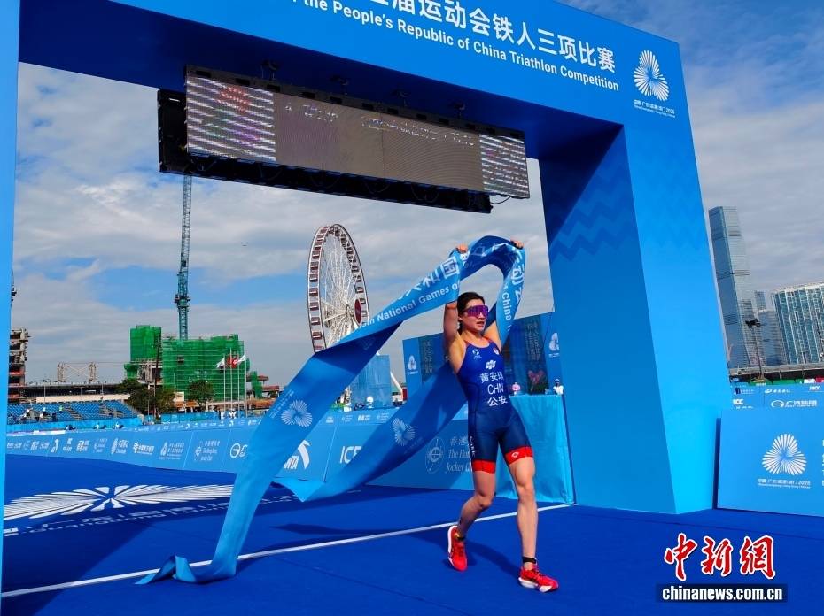 芬兰选手奋力一搏，获得女子铁人三项银牌