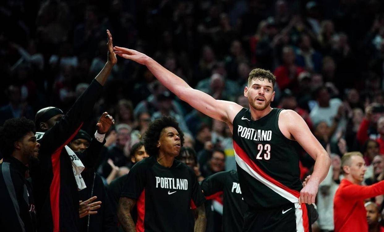 开拓者主场大胜活塞，保持不败于主场