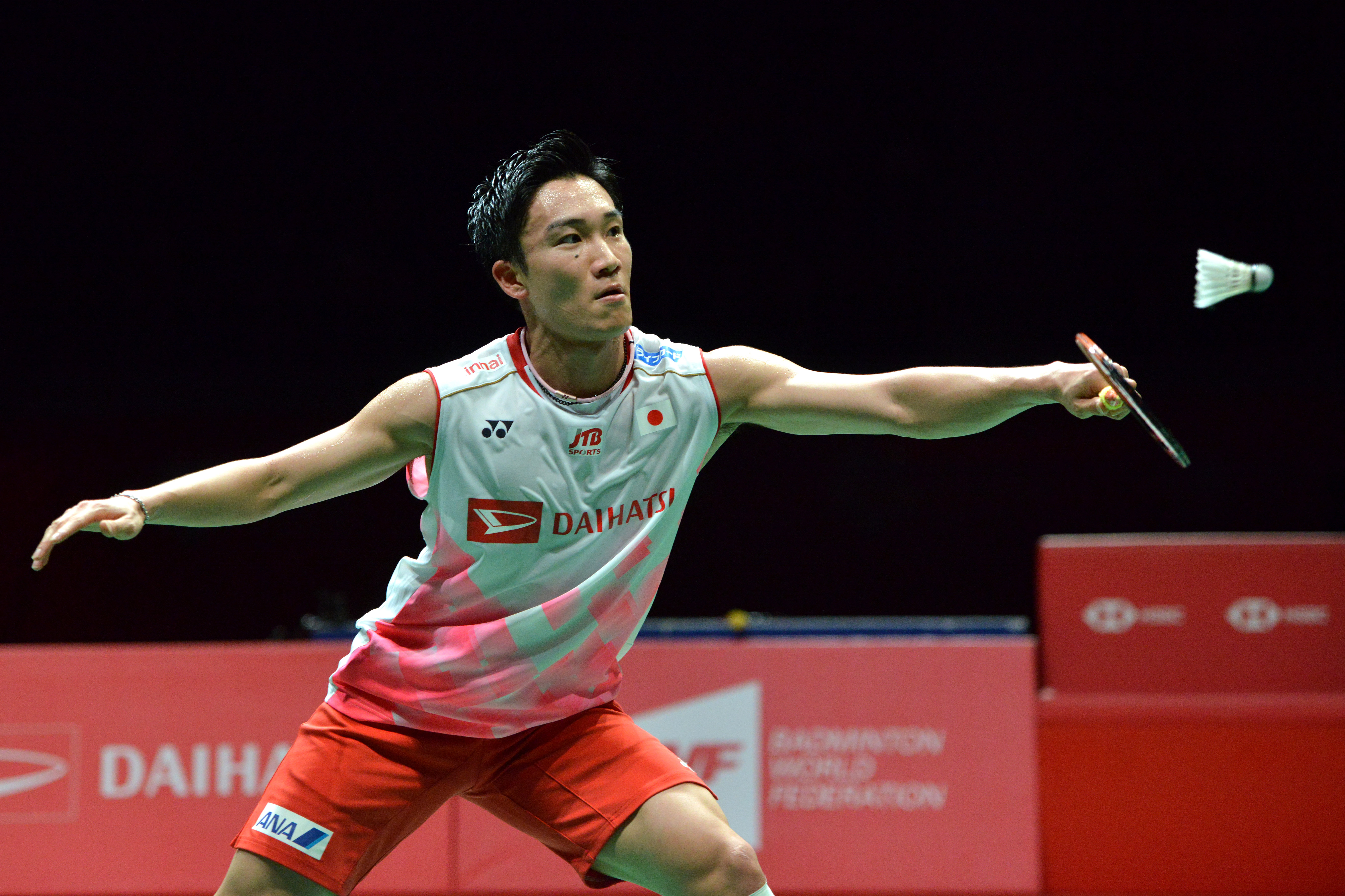 马来西亚羽毛球队鏖战丹麦羽毛球队，桃田贤斗高光表现