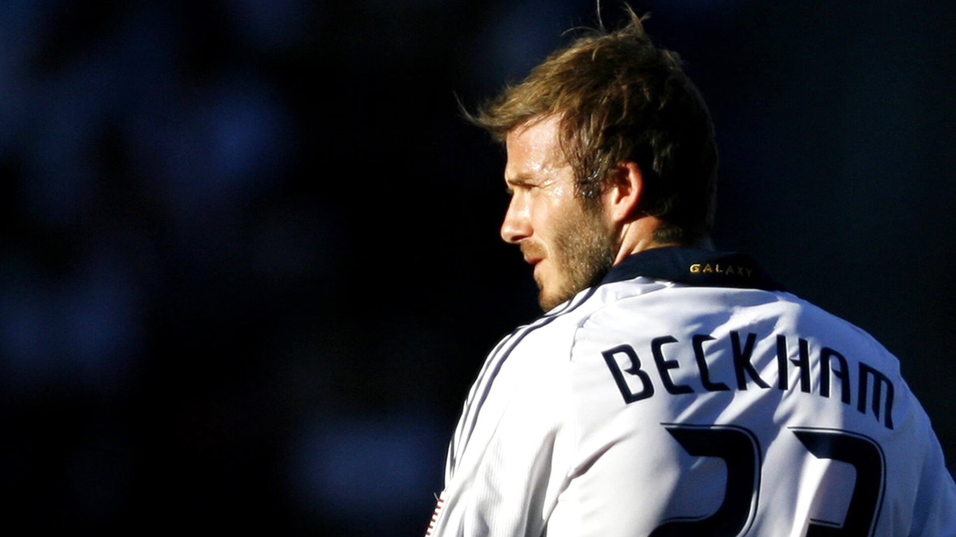 当东方铁军横扫雷霆，西方魔术师在欧冠之巅起舞—体育世界的平行传奇